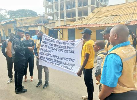 احتجاج أمام مقر اللجنة الوطنية للانتخابات في كوناكري للمطالبة بمستحقات مالية متأخرة