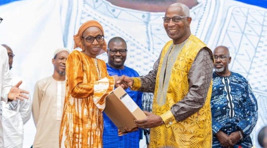 غينيا تخطو نحو جامعة رقمية: تدشين مدارس الدكتوراه وتوزيع 2000 كمبيوتر “صنع في غينيا” على الباحثين